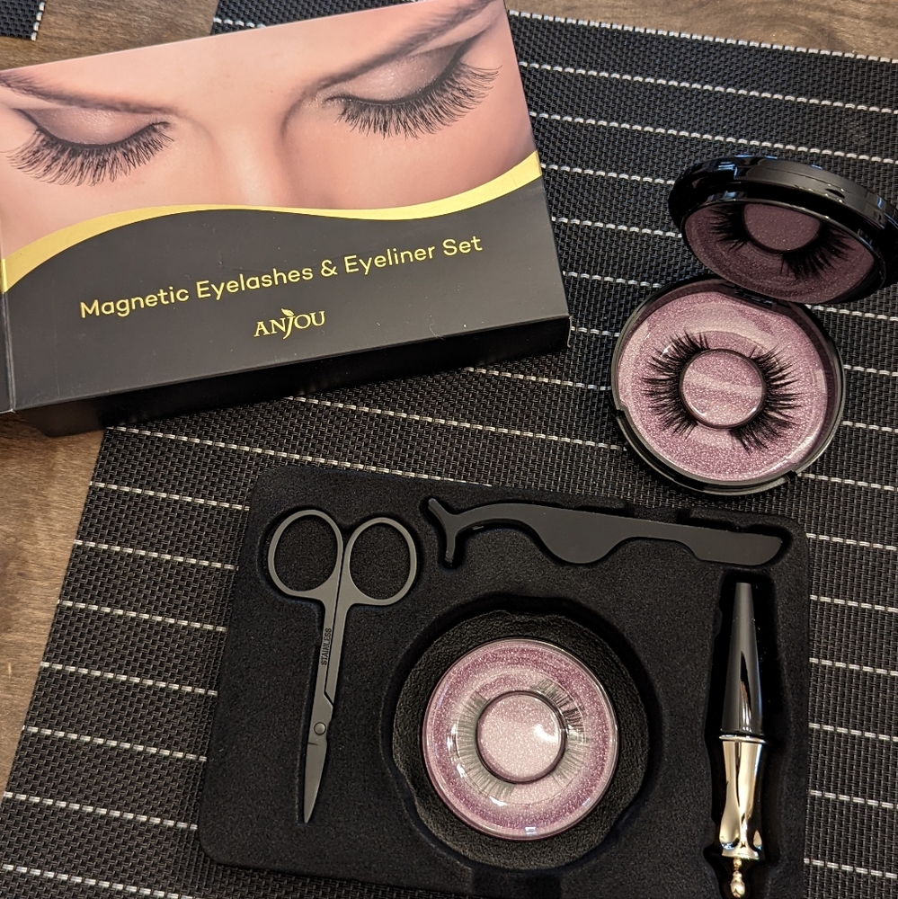 BNIB Anjou Magnetic Eyelash Set - includes 5 items